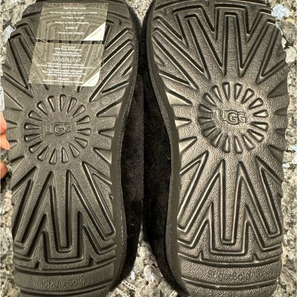 UGG Classic Cozy Slippers - NEW without box UGGS BLACK SLIPPERS Size 6 - Picture 10 of 10